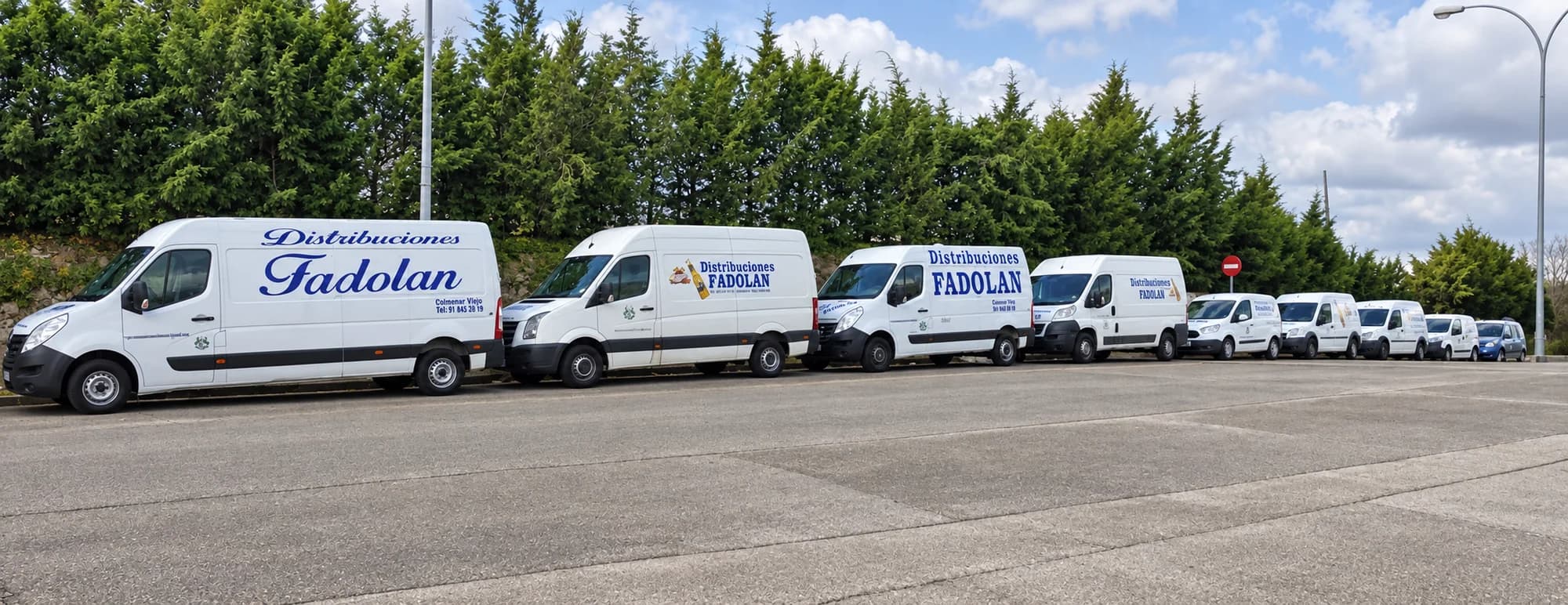 Flota de vehículos de reparto de Distribuciones Fadolan en Colmenar Viejo